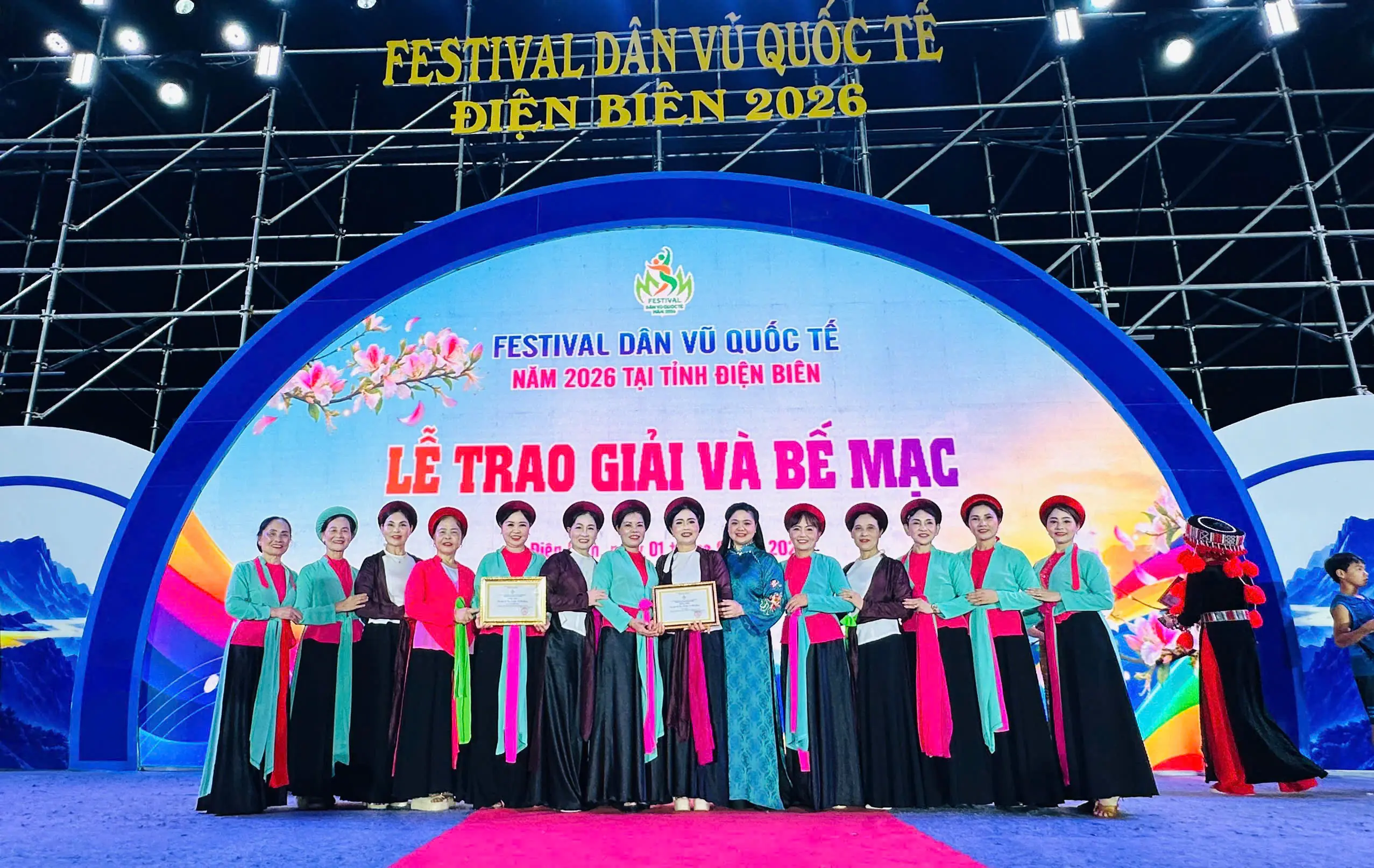 CÂU LẠC BỘ CHÈO VÀ DÂN CA BẮC GIANG RẠNG RỠ TRÊN HÀNH TRÌNH VỀ NGUỒN – TỎA SÁNG TẠI FESTIVAL DÂN CA DÂN VŨ QUỐC TẾ 2026!